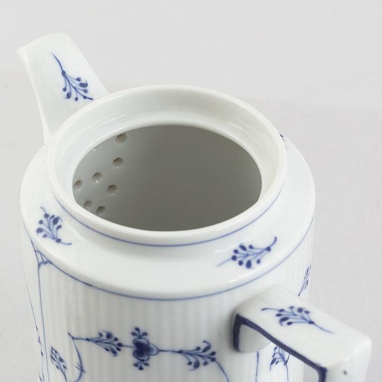 Kaffekanna, porslin, Royal Copenhagen, "Musselmalet", modell 372, 1898-1923.