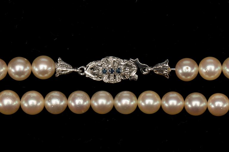 PÄRLCOLLIER, odlade saltvattenspärlor med silverlås.