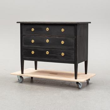 A painted chest of drawers, first half of the 20th Century.