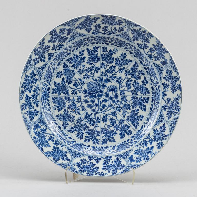 A blue and white serving dish, Qing dynasty, Kangxi (1662-1722).