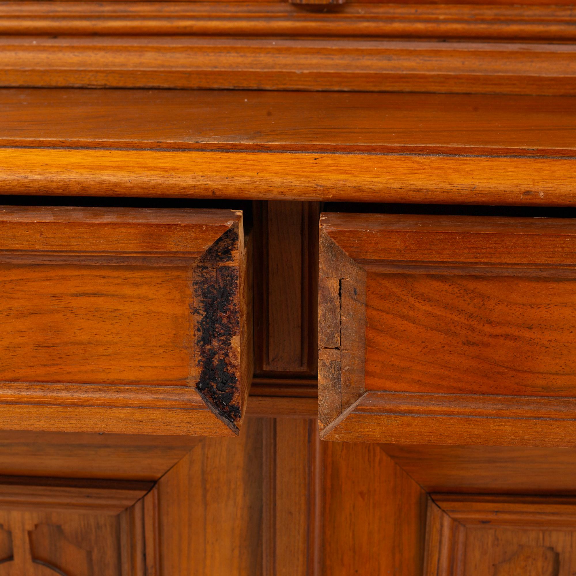 Vitrinskåp, nyrenässans, 1800-talets andra hälft.