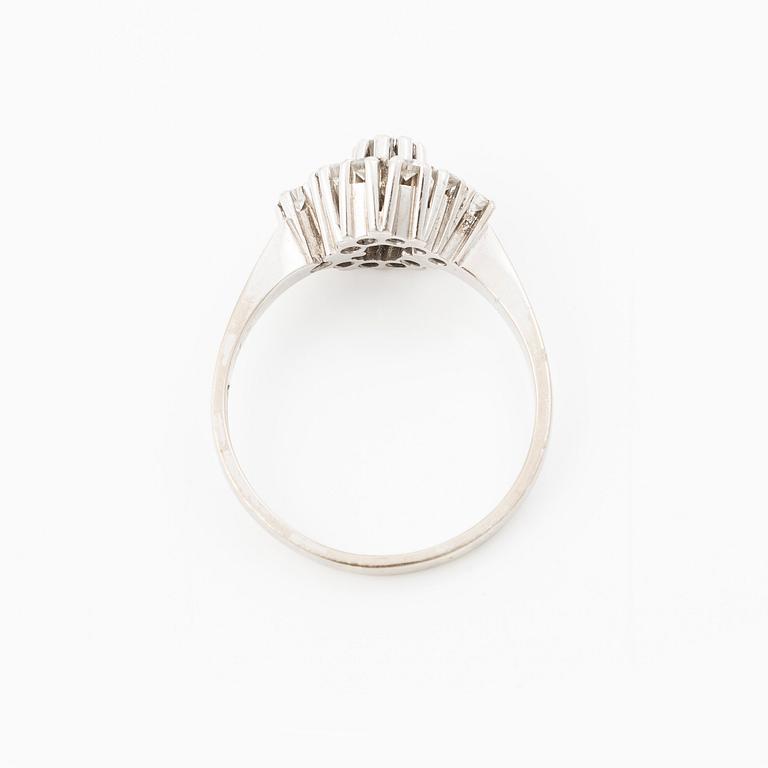 18K white gold ring with round brilliant-cut diamonds, Alton, Falköping, 1974.