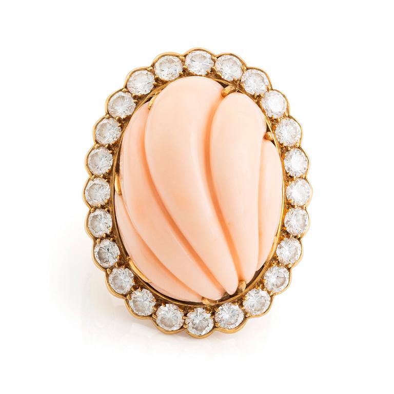 An 18K gold and coral Cartier ring set with round brilliant-cut diamonds.