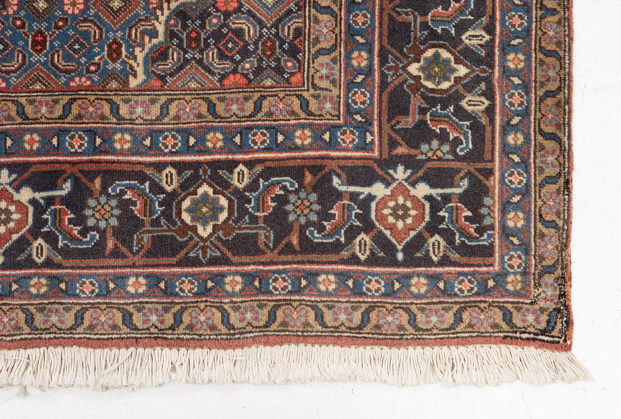 An Ardabil carpet approx. 295 x 200 cm.