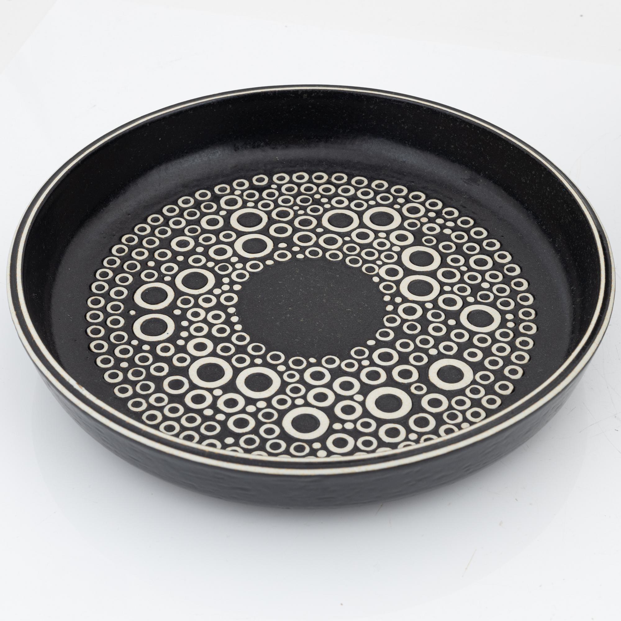 Britt-Louise Sundell, vas samt två fat, stengods, Gustavsberg, 1960/70-tal.