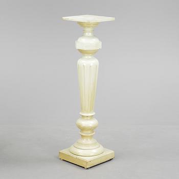 PIEDESTAL, nyrenässans, sent 1800-tal.