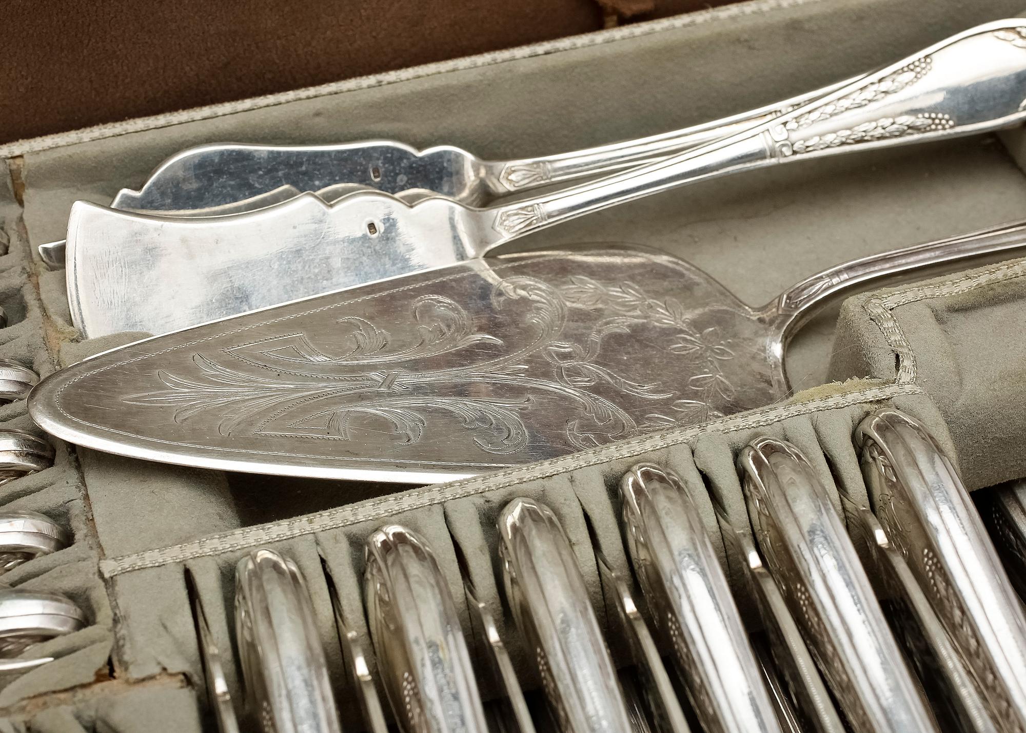 SCHATULL MED SILVERBESTICK, 132 delar, Österrike, 1800/1900-tal. Tot. vikt exkl. schatull ca 7323g.