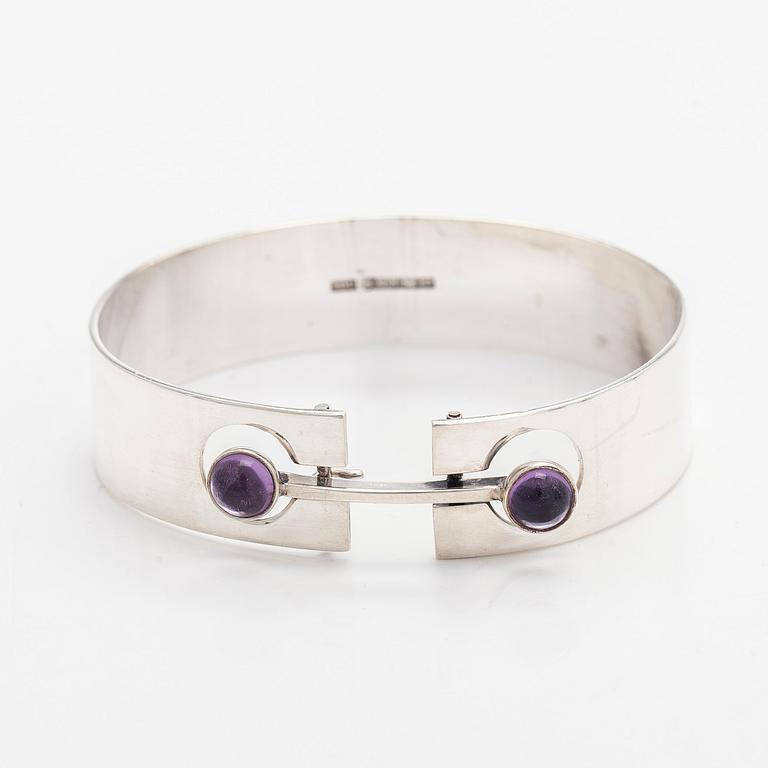 Holger Lindström, armring, cabochonslipade ametister, silver, Helsingfors 1963.