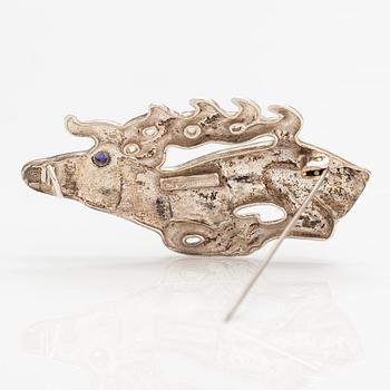 Kaisaleena Mäkelä, Brosch "Älgen", sterlingsilver, syntetisk spinell. Kalevala Koru, Helsingfors 1999.