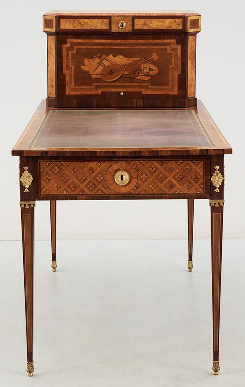 SKRIVBORD MED UPPSATS, av Fredrich Iwersson (mästare i Stockholm 1780-1801), ej signerat.