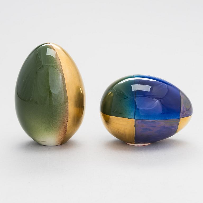 Gunvor Olin-Grönqvist, Two decorative ceramic eggs, signed GOG Arabia. 2 koristemunaa,