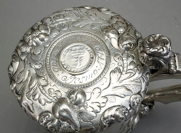 DRYCKESKANNA, silver, Barockstil. Vikt 1192 gr.