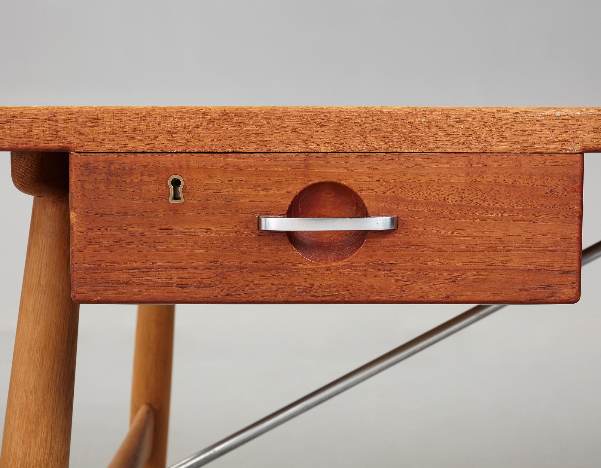 Hans J. Wegner, skrivbord, teak och ek med stålstag, "JH 571", Johannes Hansen, Danmark 1950-60-tal.