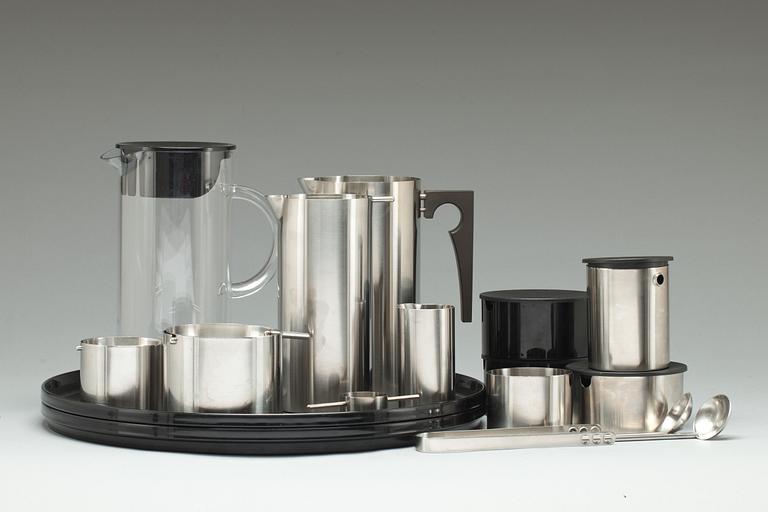 COCKTAILSET, 18 delar, "Cylindia-Line" Arne Jacobsen och delvis Erik Magnussen, Stelton, Danmark. 1900/2000-tal.