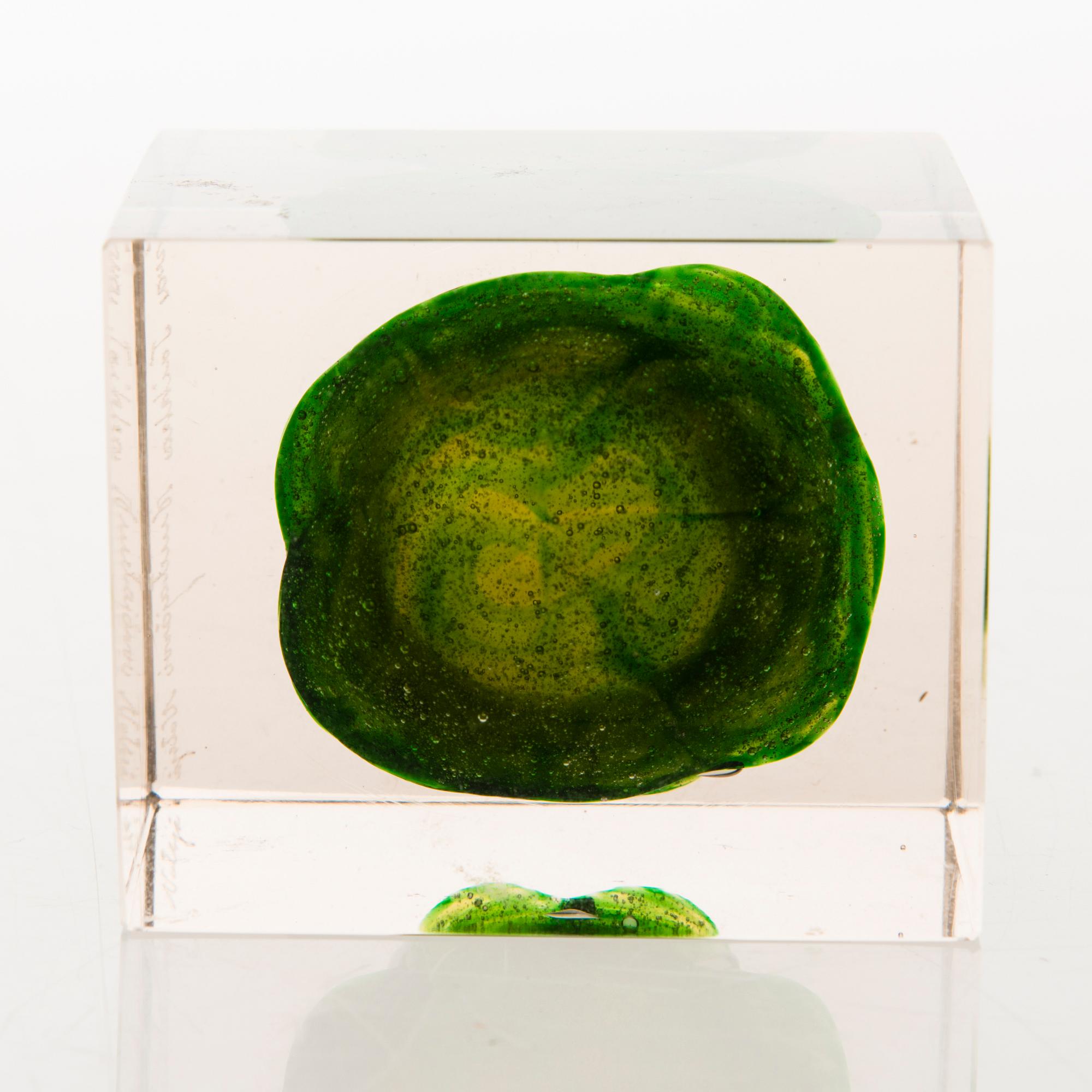 OIVA TOIKKA, A glass cube signed Oiva Toikka Nuutajärvi Notsjö.