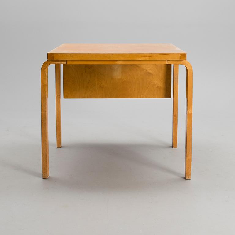 ALVAR AALTO, BORD OCH STOLAR, 4 ST. Modell 69. Artek, 1900-talets mitt.