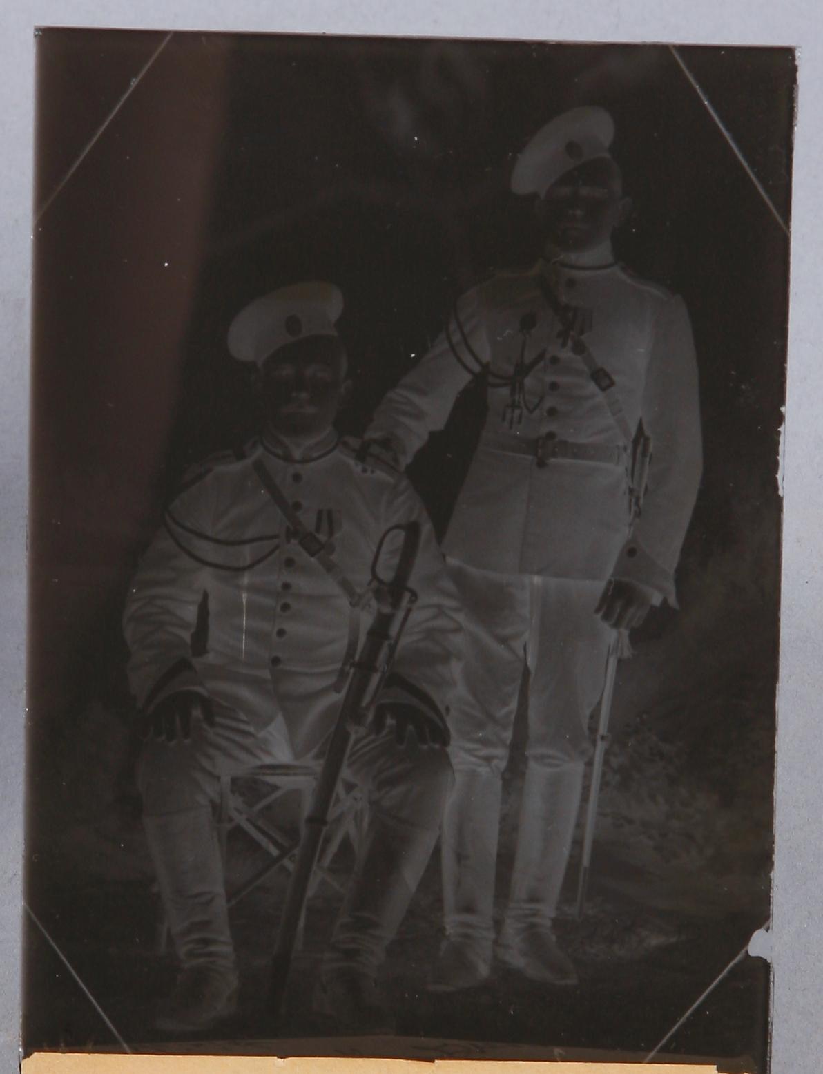 GLASNEGATIV MED FOTOKLICHÉER, 2 st samt TRYCK, Ryssland, 1800/1900-tal.