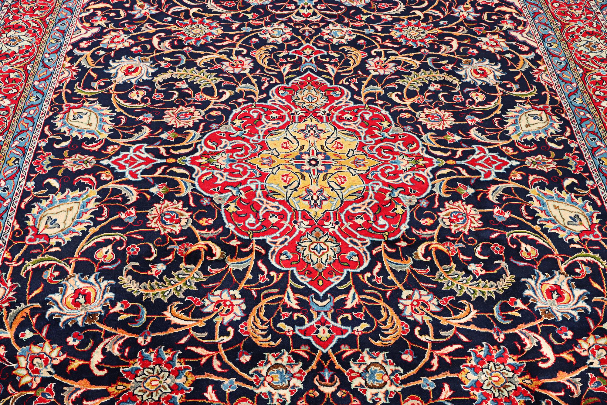 A KAshan carpet, a. 312 x 206 cm.