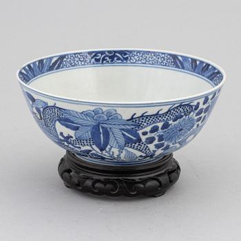 A Chinese blue and white porcelain bowl, late 19th century.