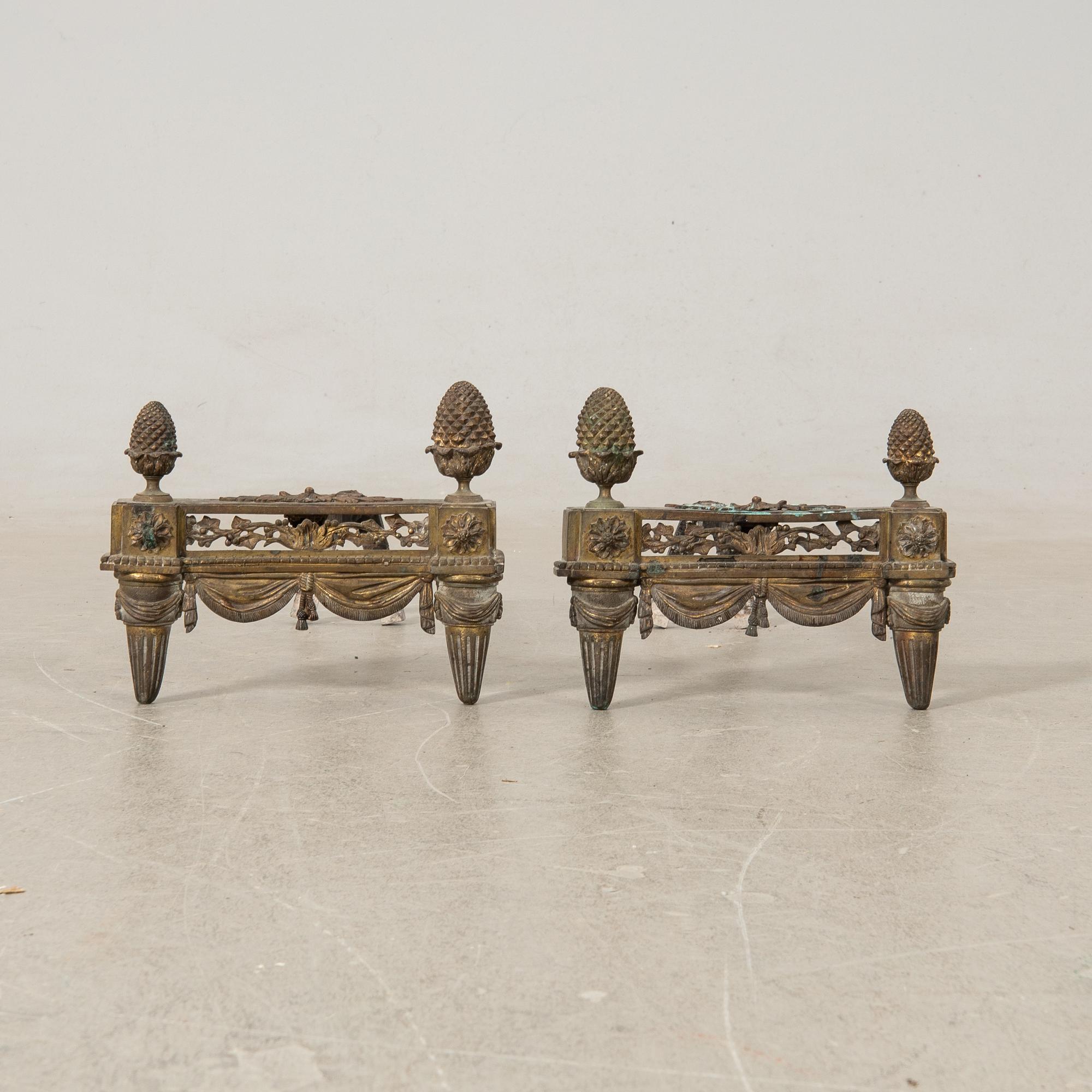 Eldhundar, ett par, sengustaviansk stil.