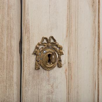 A late Gustavian cabinet from around 1800.