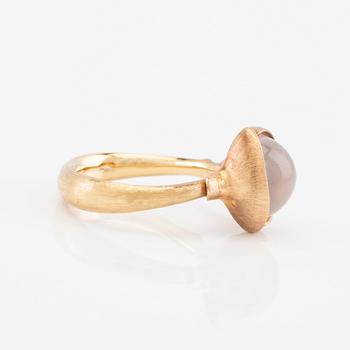 Ole Lynggaard, Ring "Lotus" 18K guld med cabochonslipad vit månsten, design Charlotte Lynggaard.