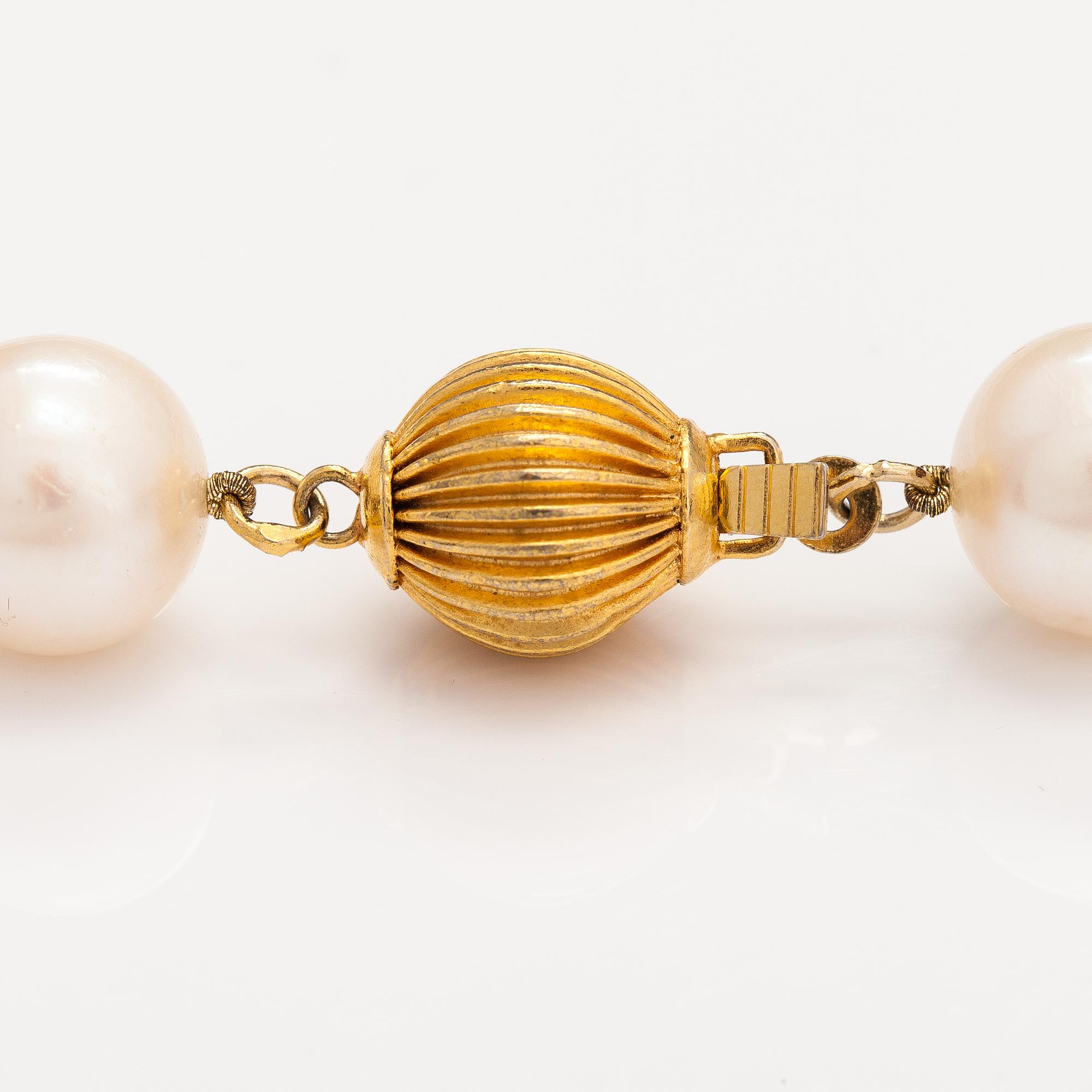 HELMINAUHA ja -RANNEKORU, viljellyt helmet ja metallia.