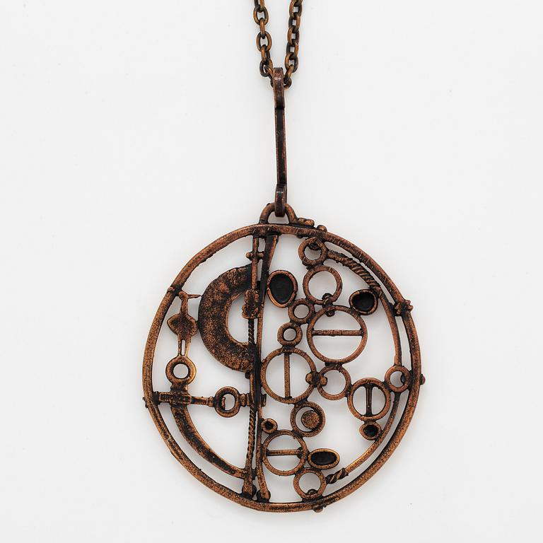 Jorma Laine, pendant with a chain in bronze.