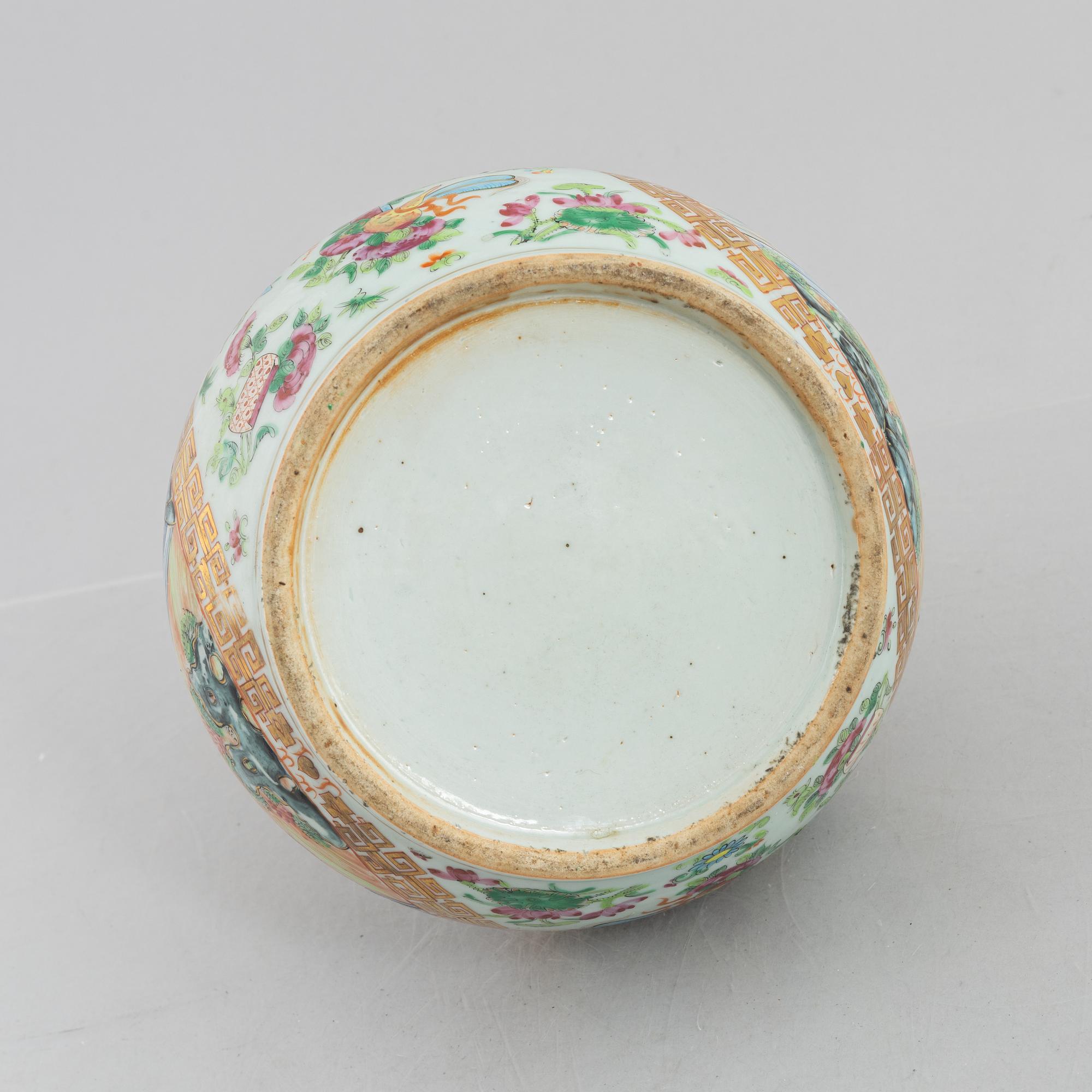 A Chinese Canton porcelain vase, 19th century, Qing dynasty.