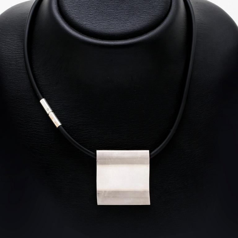 Georg Jensen hänge/brosch på gummi-vajer, sterling silver, ca 4 x 4 cm, längd ca 45 cm, nr 432.
