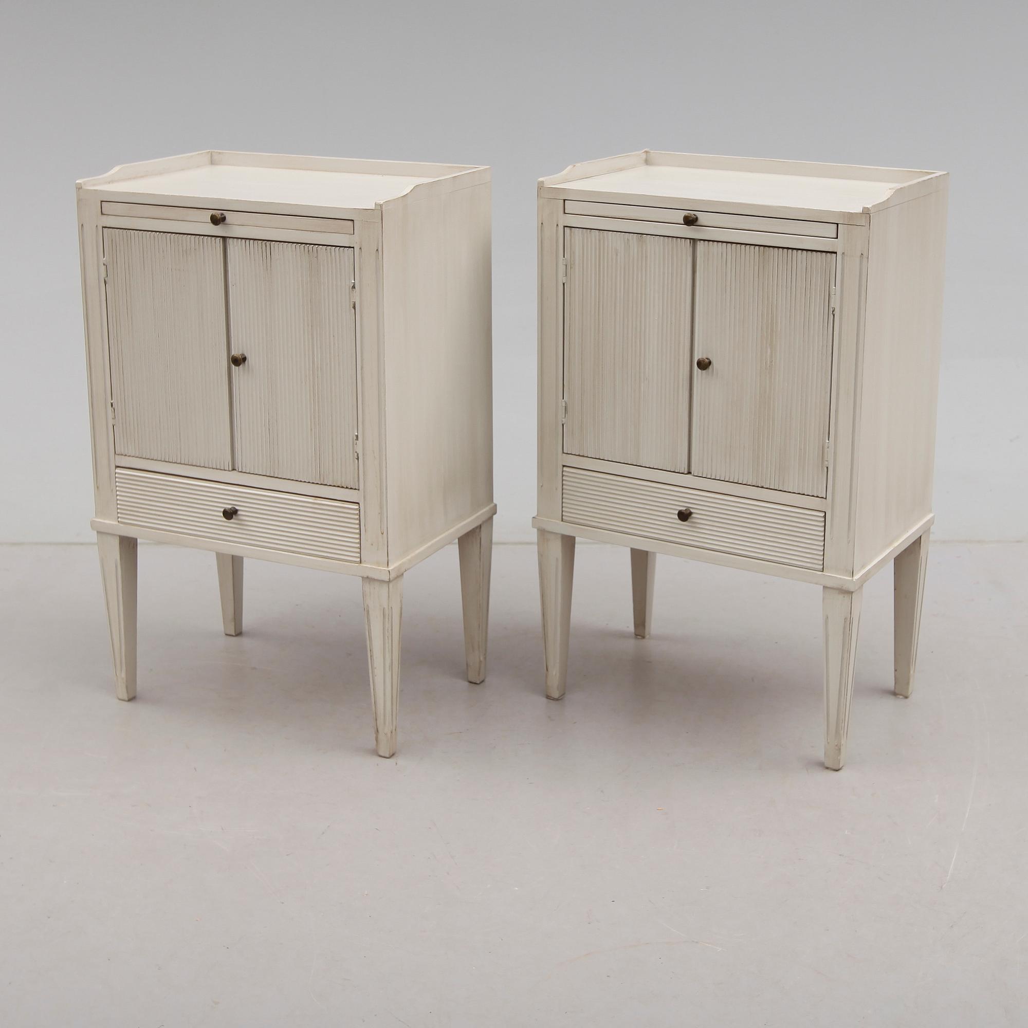 SÄNGBORD, 1 par, gustaviansk stil, 1900-talets andra hälft.
