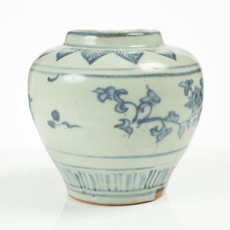 A Chinese blue and white porcelain jar, Ming dynasty (1368-1644).