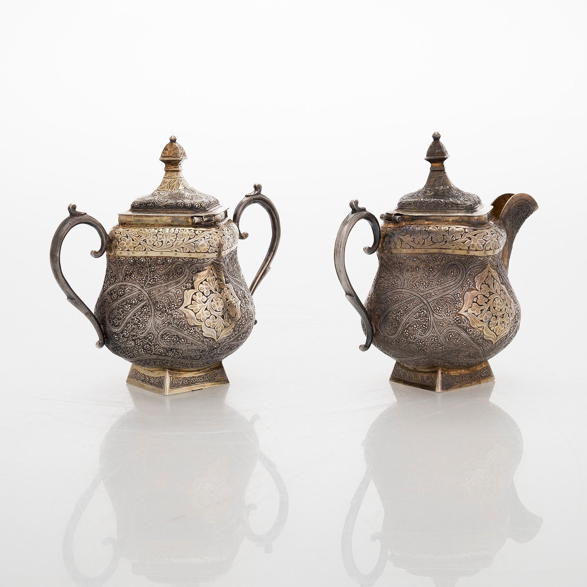 Teekalusto, 3 osaa, hopeaa, osittain kullattu, suomalaiset tarkastusleimat 1967.