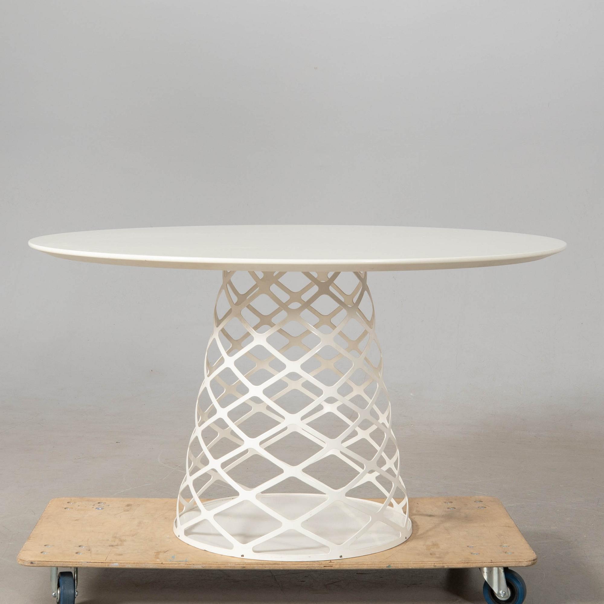 Paul Leroy matbord "Aoyama" för Gubi Danmark modern tillverkning.