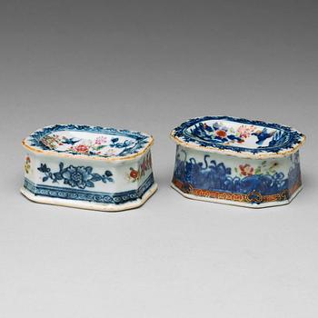 949. A set of two famille rose salts, Qing dynasty, Qianlong (1736-95).