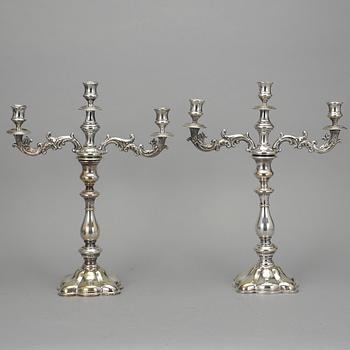 KANDELABRAR, ett par, nysilver. Warszawa, 1800-talets slut.