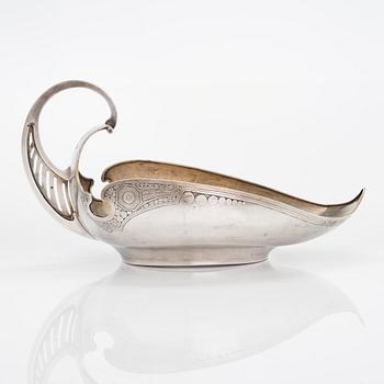 Kåsa, silver, 5:e Artellen, Moskva 1908-17. Längd 32 cm.