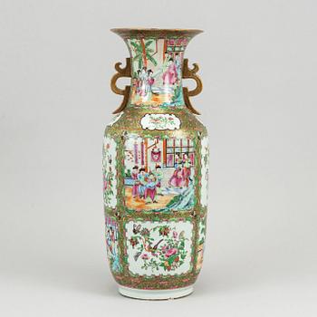 A large famille rose Canton vase, late Qing dynasty.