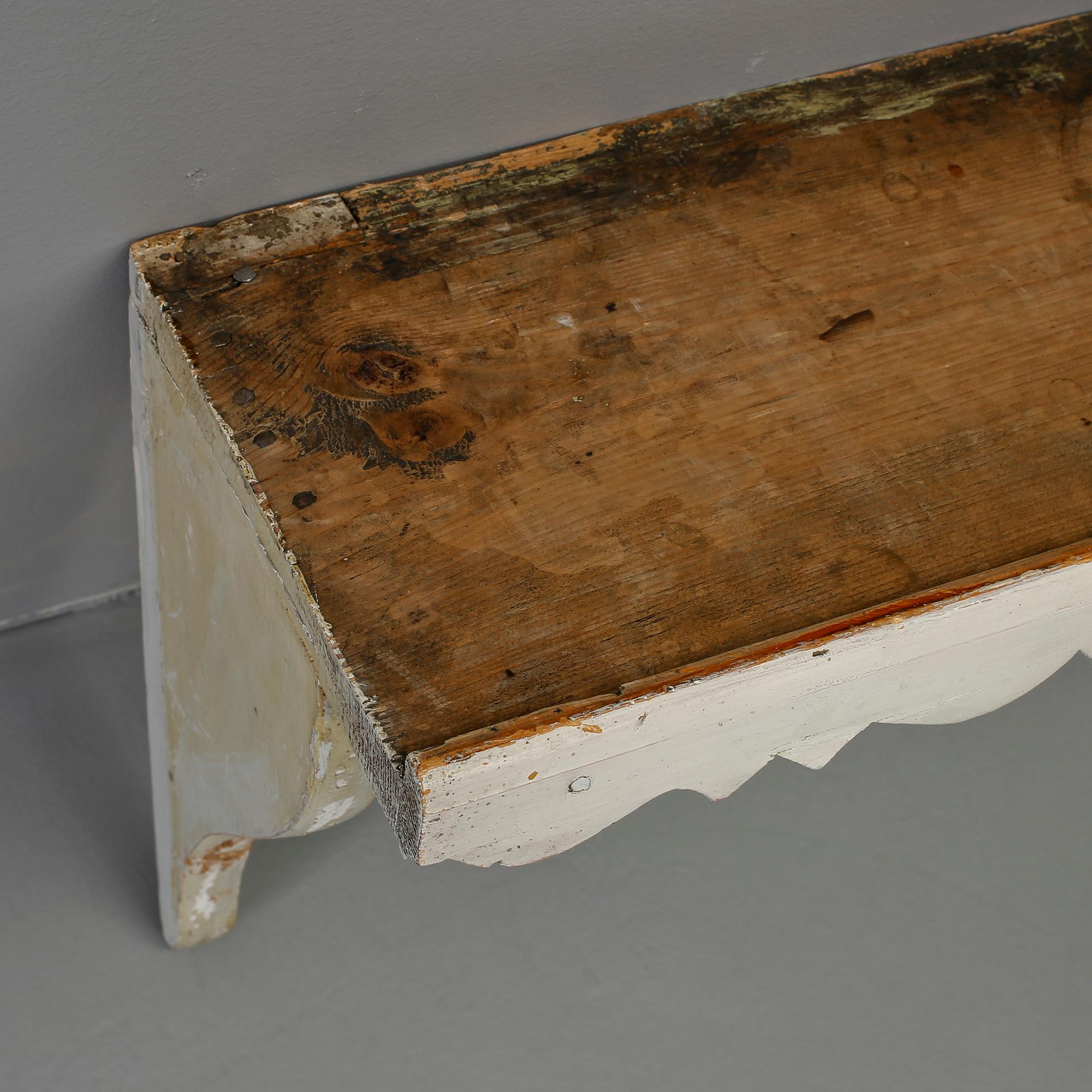 VÄGGHYLLA, omkring år 1900.