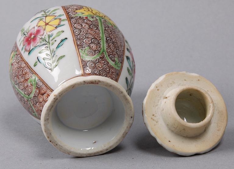 URNA MED LOCK, porslin, Kina. 1700-tal.