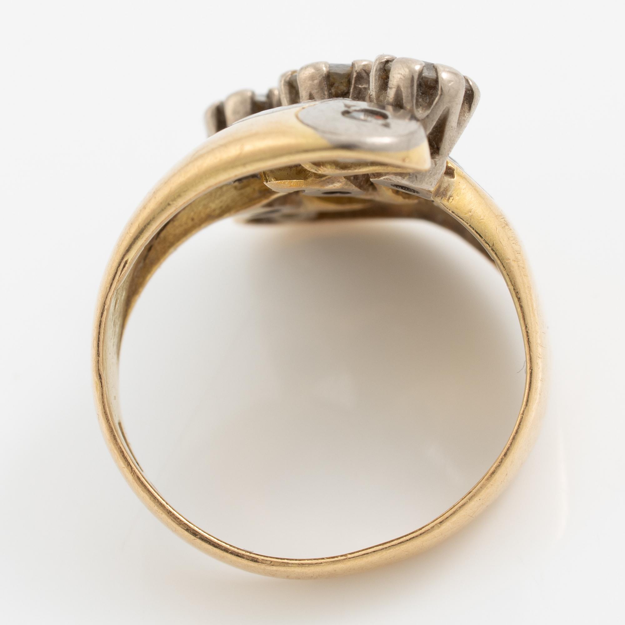 Ring, 18K gold with three brilliant-cut diamonds and small diamonds.