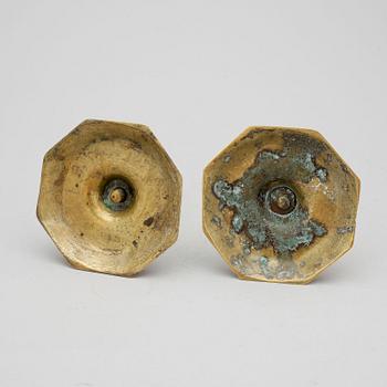 LJUSSTAKAR, 2 st snarlika, mässing, barock 1700-tal.