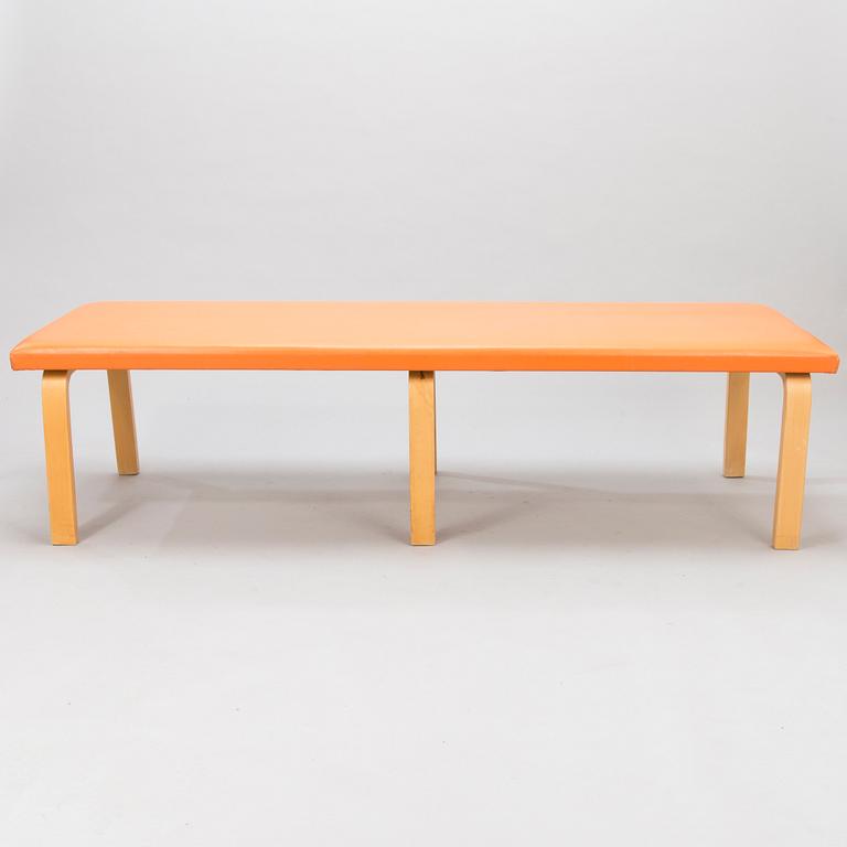 An Alvar Aalto bench/sofa model 168 produced by Artek 1960/70:s.