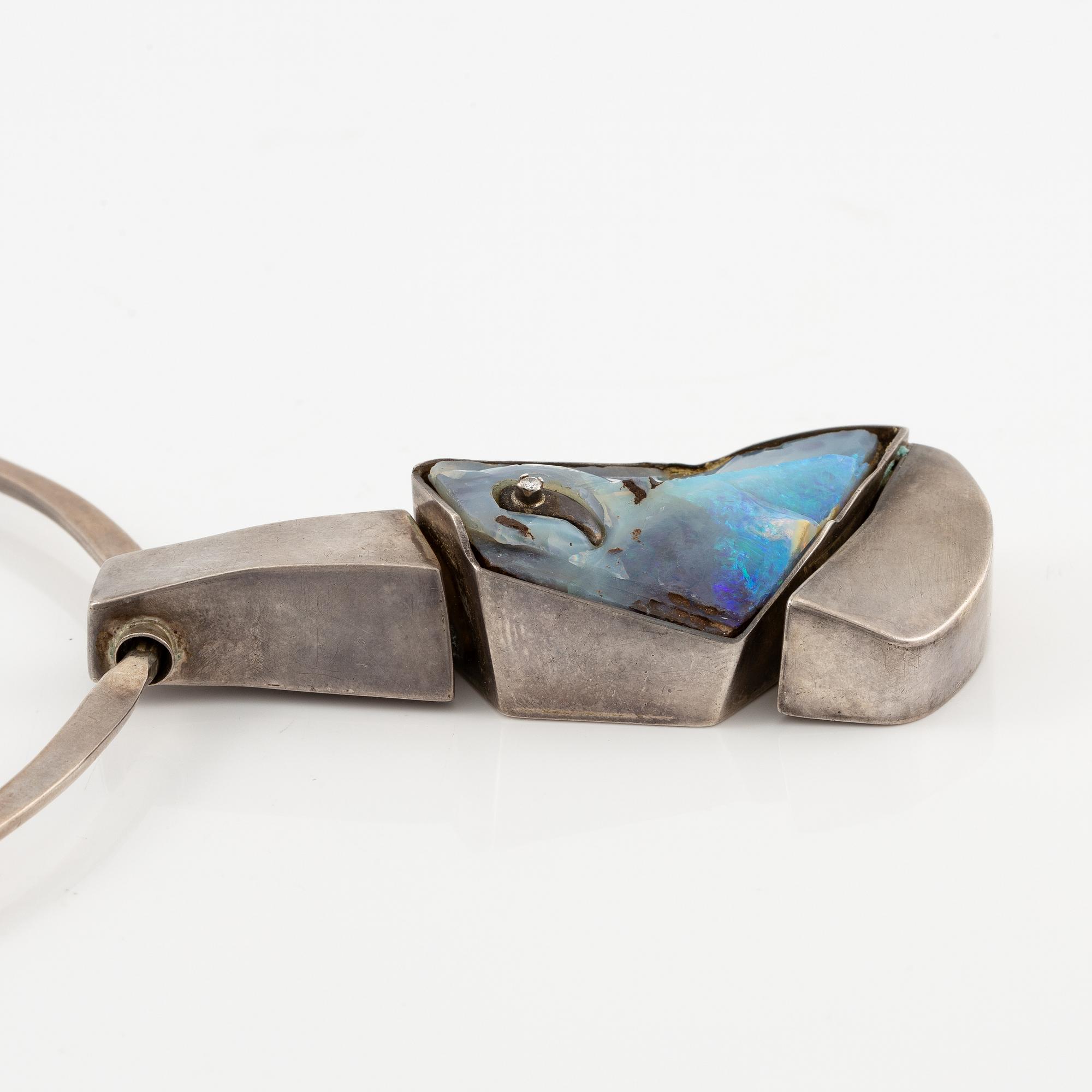 Kristian Nilsson, for Lantz, necklace of silver with opal and brilliant-cut diamond, Stockholm 1975.