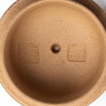 Two Chinese yixing teapots, 1980/90s.