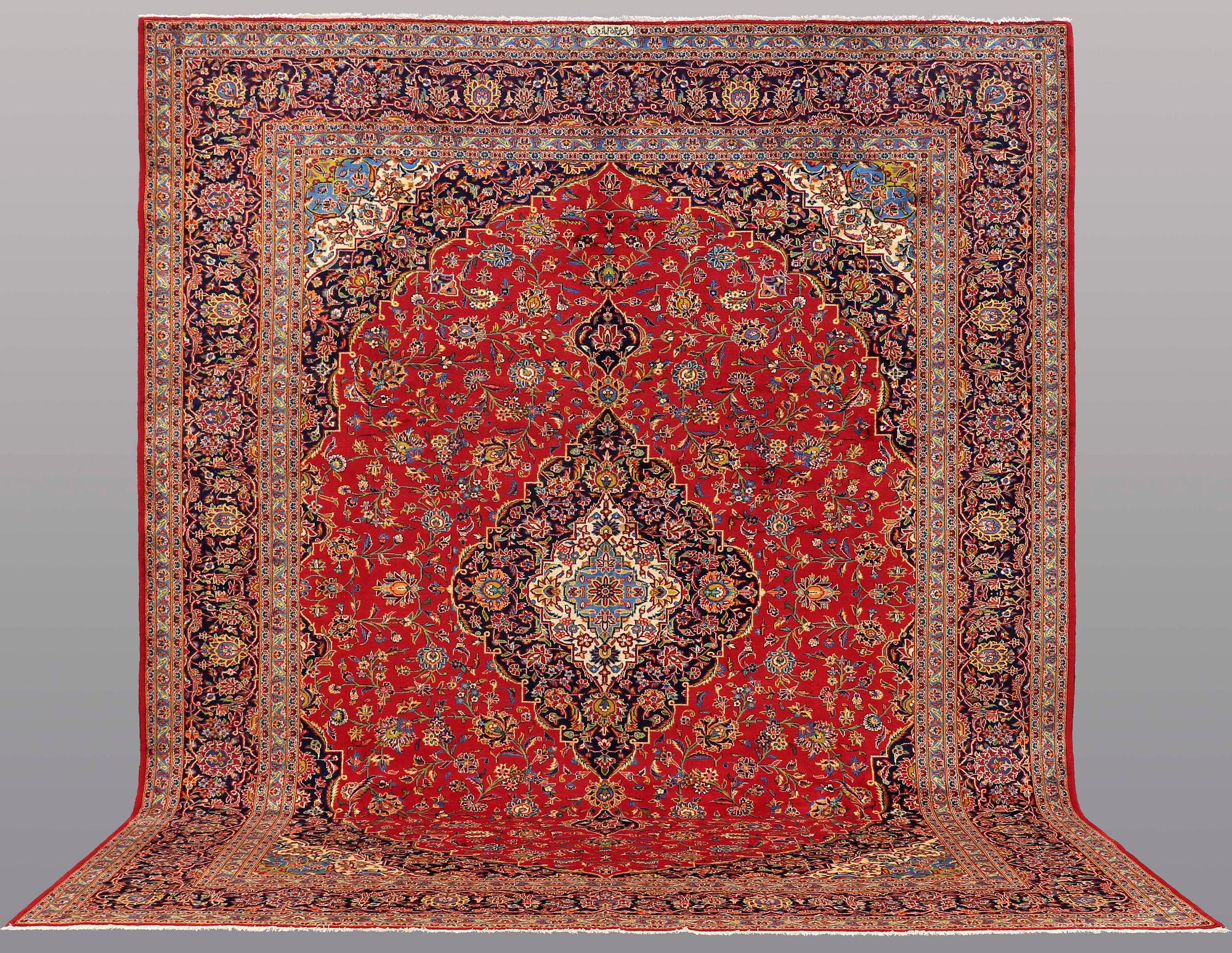 A CARPET Kashan, signed, ca 422 x 347 cm.