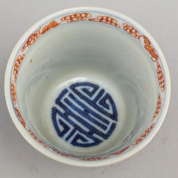 A Chinese iron-red and blue and white cup, early 20th century.