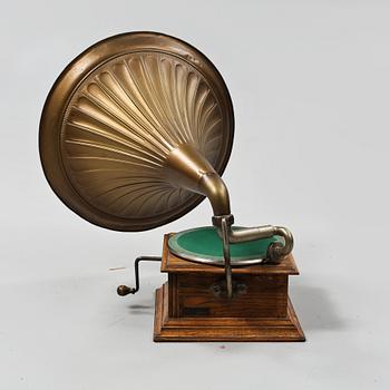 TRATTGRAMMOFON, 1900-talets första hälft.