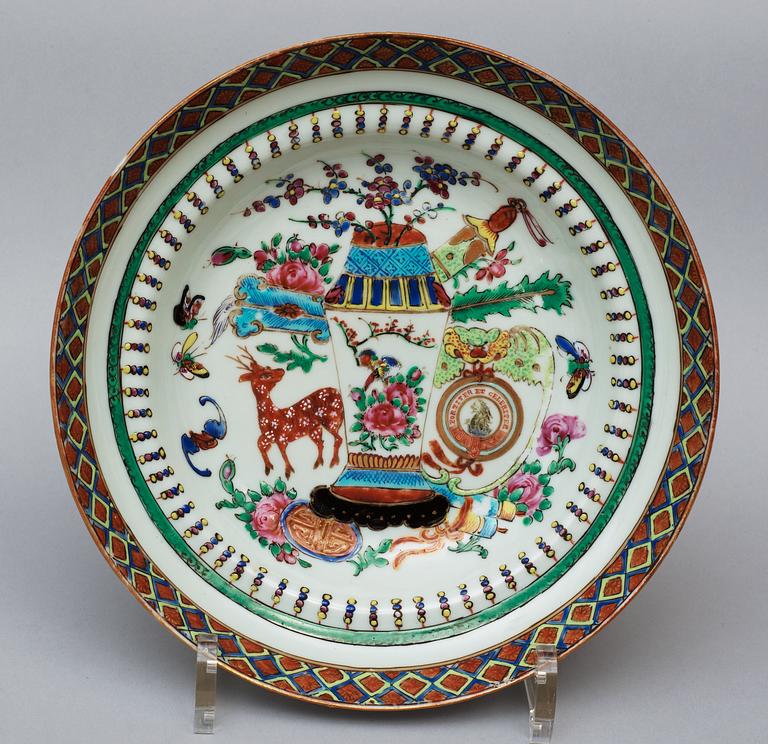 A Canton famille rose armorial dinner service, Qing dynasty, dated 1910. (80 pieces).