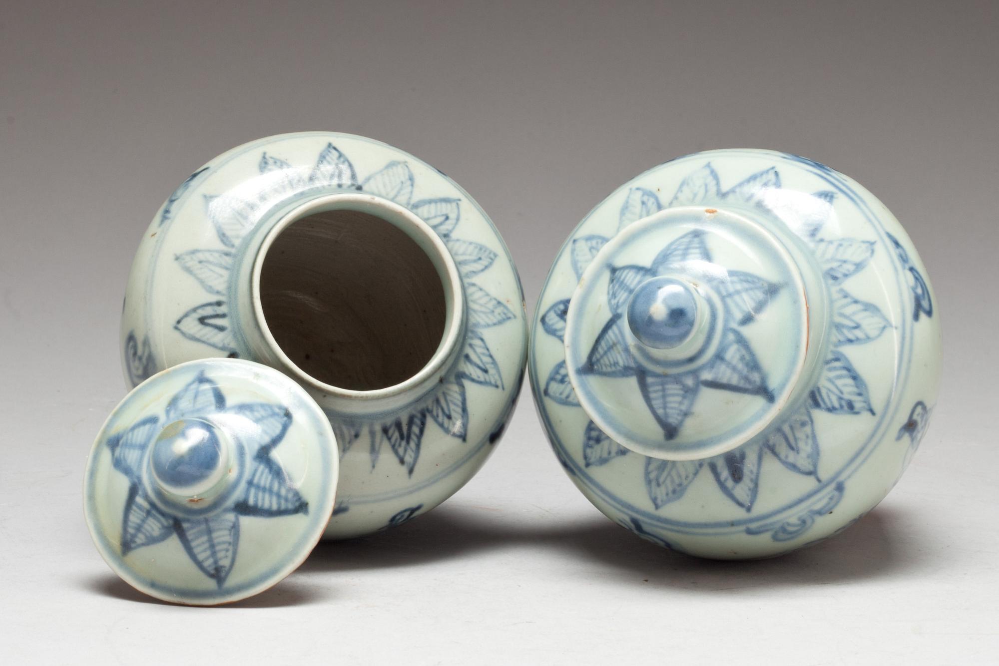 URNOR med LOCK, porslin, Ming-stil, 1900-tal.
